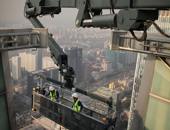 The use of building maintenance units versus abseilers for effective facade maintenance